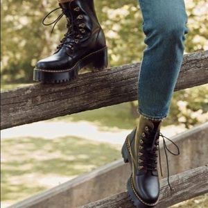 ISO DR MARTENS LEONA IN BLACK